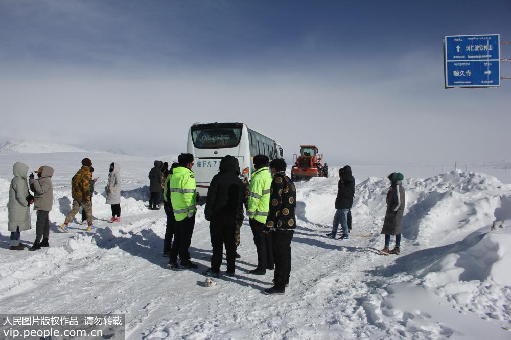 2月25日，武警正利用救援裝備對車輛進行救援。