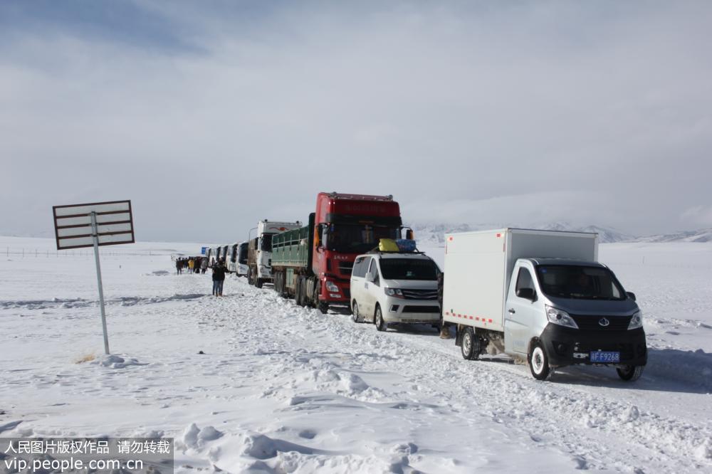 2月25日，滯留車輛排成長龍等待武警救援。