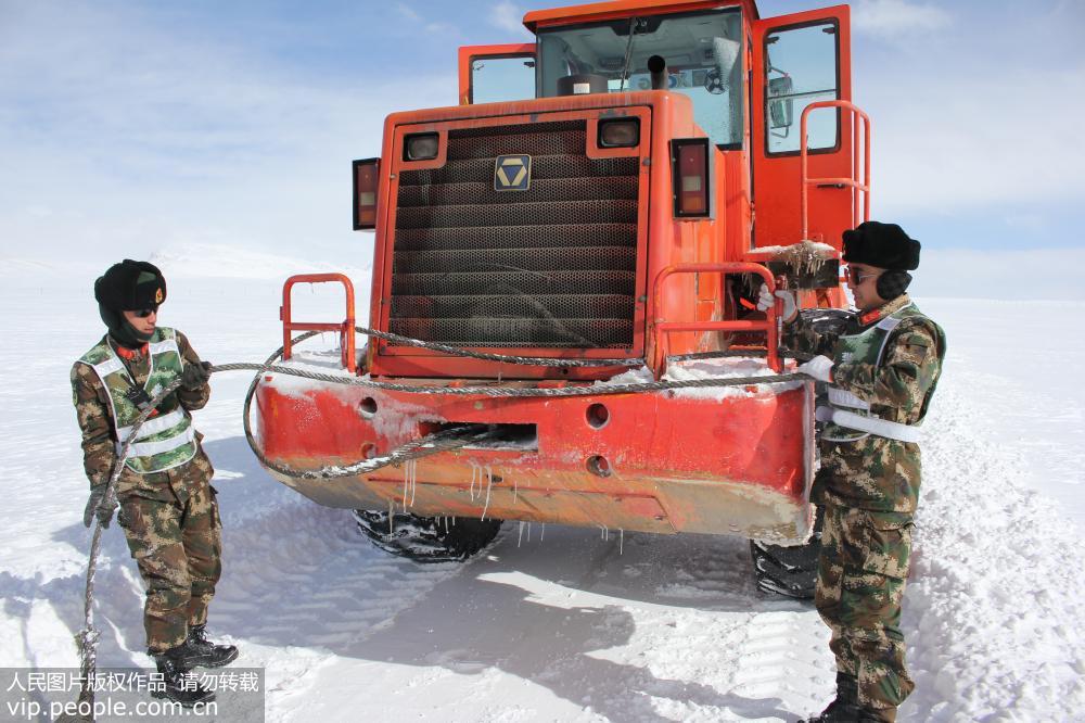 2月25日，救援官兵正對滯留車輛實施牽引。