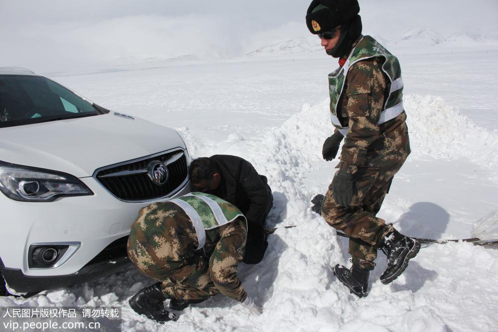 2月25日，救援官兵正對滯留車輛實施救援。