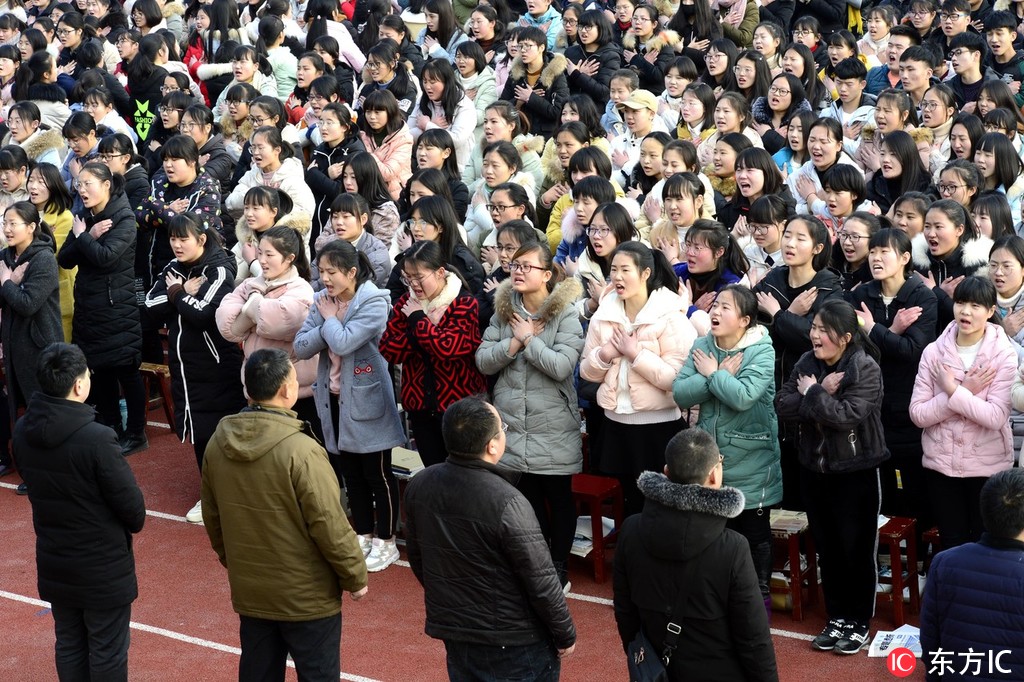 2019年2月27日，河南省驻马店市汝南县高级中学举行高考百日誓师大会，在老师的带领下进行了谢师恩仪式，不少学生感动落泪。
