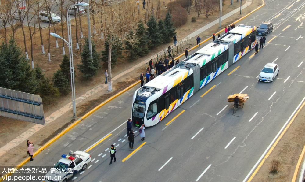 “智軌”電車在哈爾濱市試跑受市民追捧