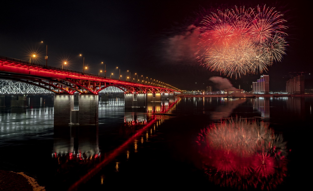 這是開幕式當天葉尼塞河上空的焰火表演（3月2日攝）。新華社記者 江文耀 攝