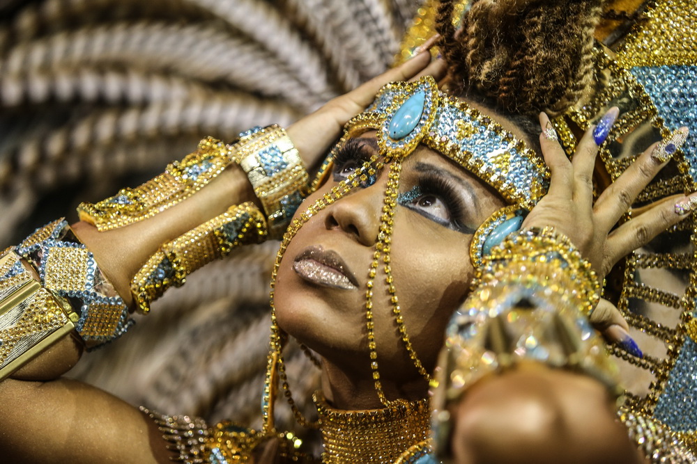 3月2日凌晨，在巴西聖保羅，桑巴舞校的演員參加狂歡節游行。