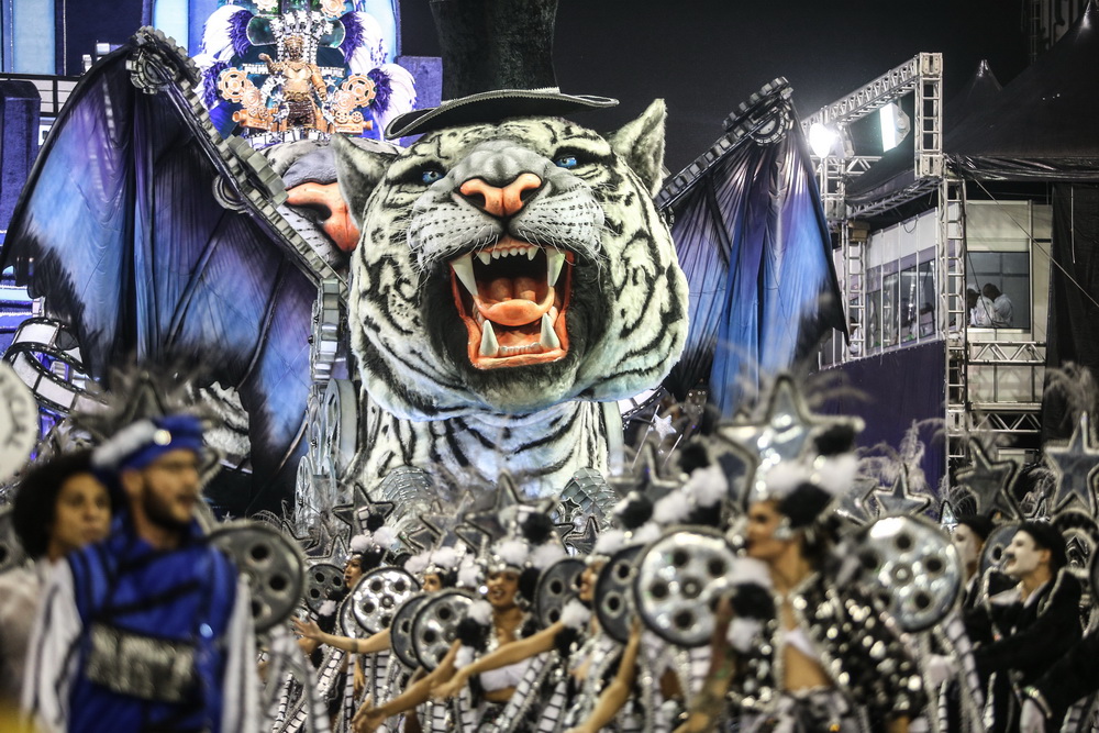 3月2日凌晨，在巴西聖保羅，桑巴舞校的演員參加狂歡節游行。