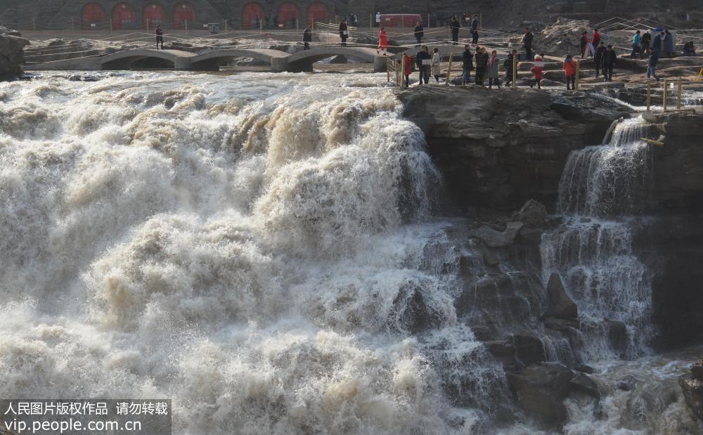 2019年3月3日，眾多游客在山西吉縣黃河壺口瀑布景區游覽觀瀑。