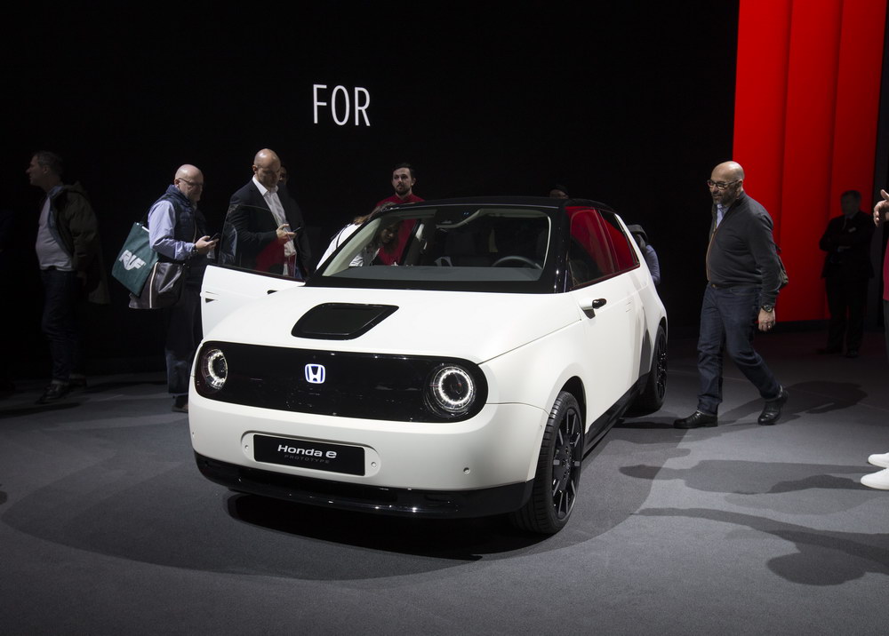  3月5日，在瑞士日內瓦國際車展媒體日預展上，人們觀看本田Honda e Prototype小型電動車。
