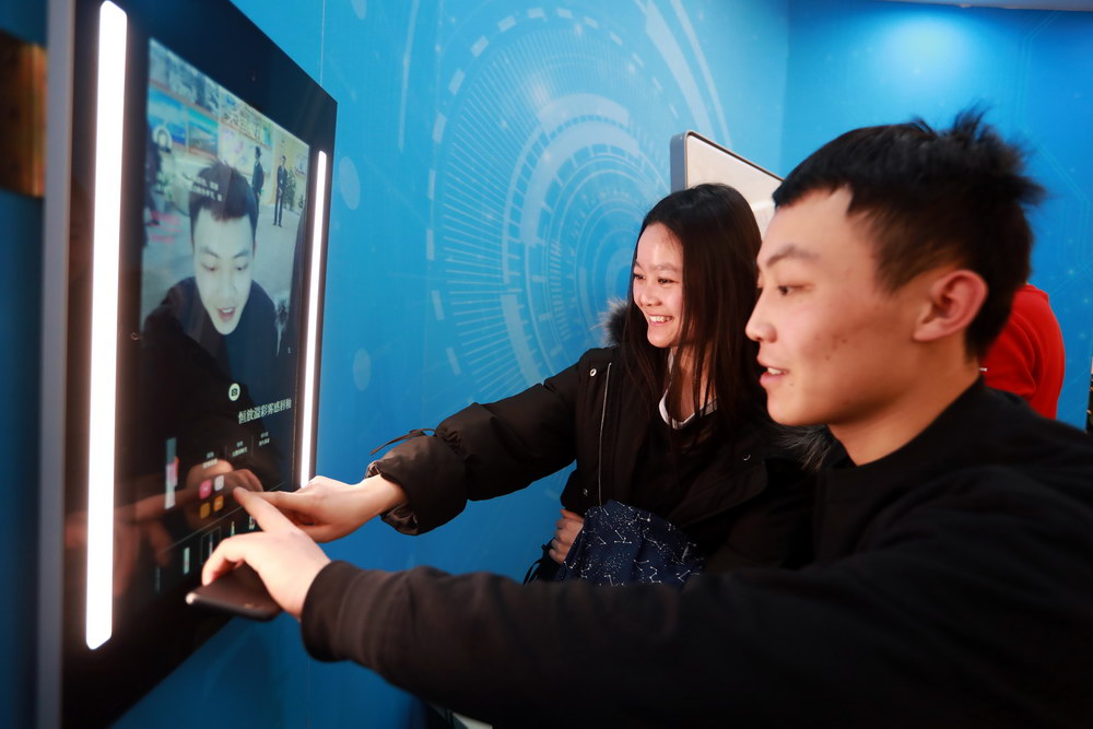 3月5日，參觀者在展覽上體驗“天貓魔鏡和試妝鏡”。