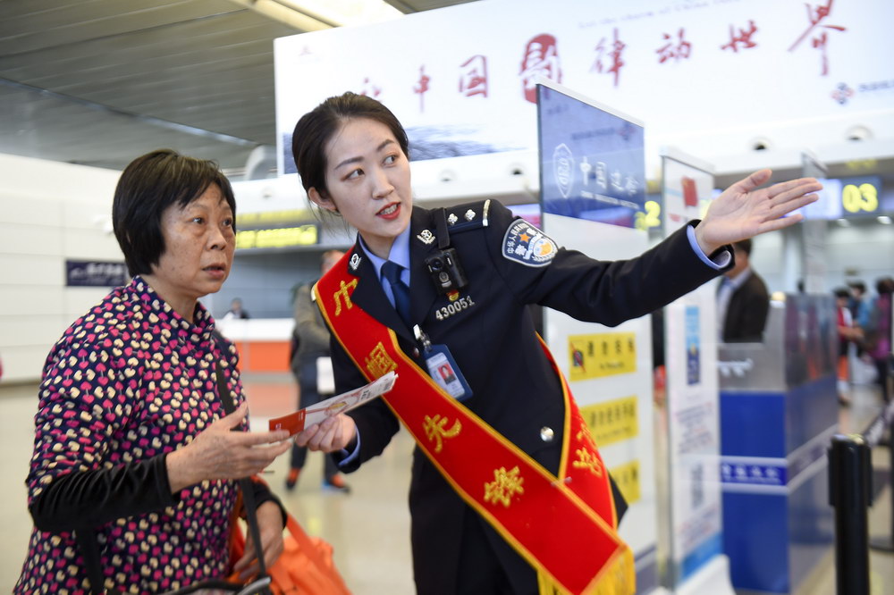 3月5日,宁夏出入境边防检查总站的女警引导出境旅客有序通关.