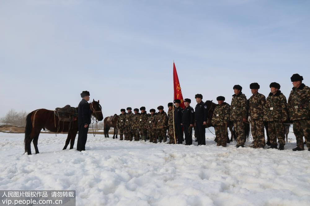 新疆哈巴河：護邊員騎兵中隊踏雪巡邊【2】