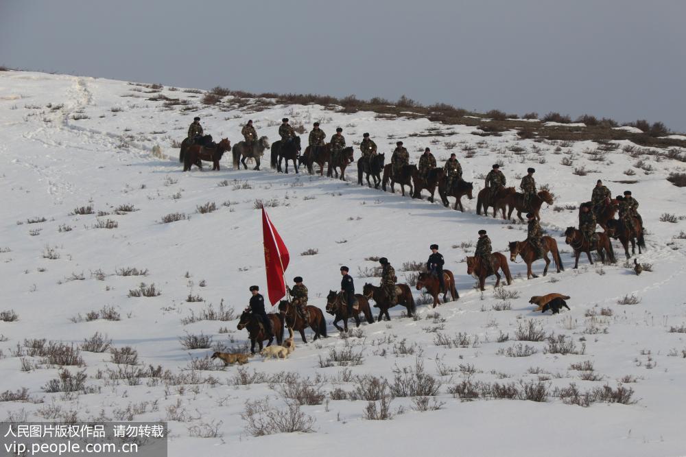 新疆哈巴河：護邊員騎兵中隊踏雪巡邊