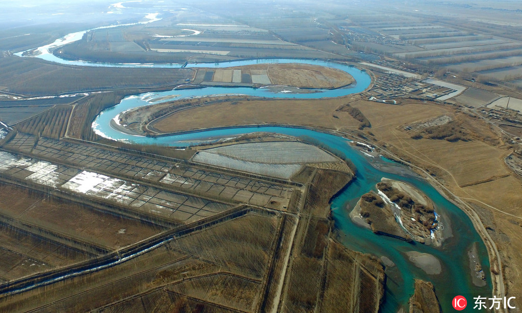 2019年3月10日，新疆開都河巴音郭楞蒙古自治州和靜縣段的“蛇”景（無人機拍攝）。