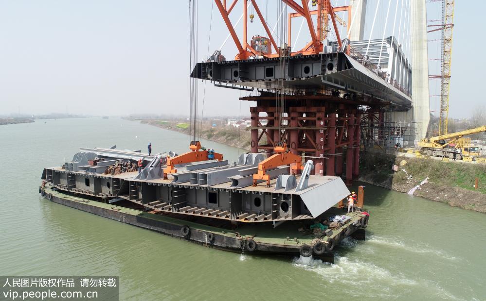 3月11日，在安徽省含山縣，中鐵三局的建設者們正在商合杭鐵路跨裕溪河特大橋上進行鋼箱梁架設（無人機拍攝）。