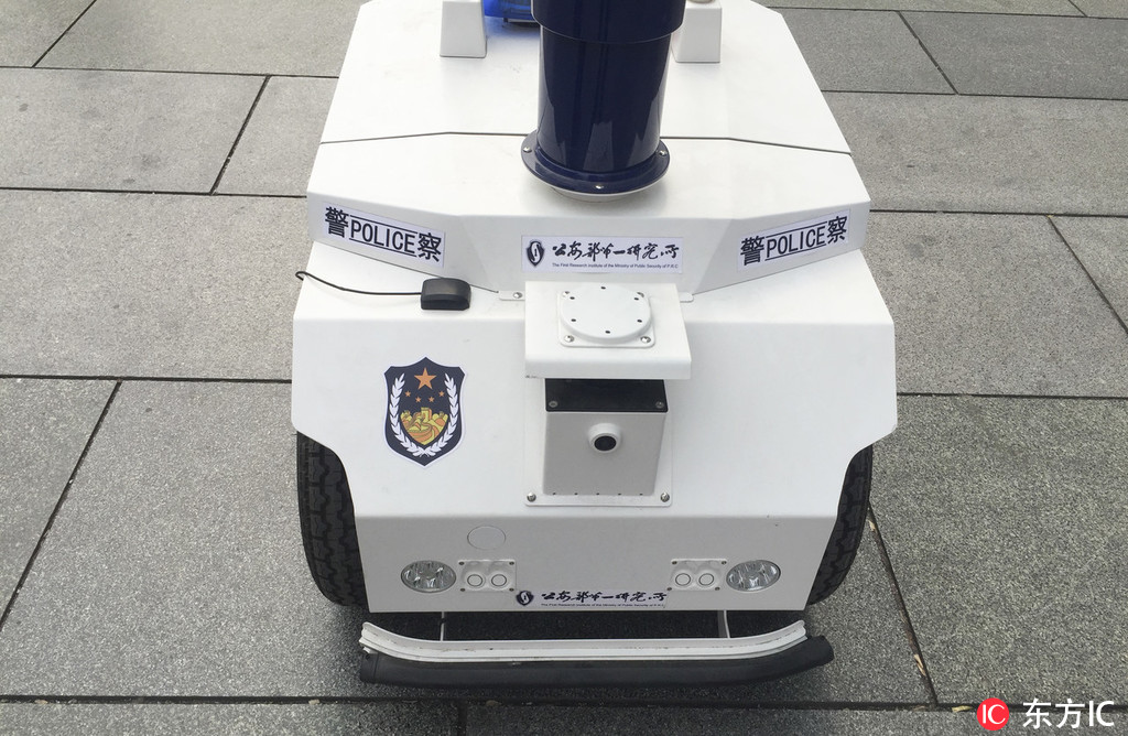 科幻風十足！實拍機器人警察執勤北京街頭【4】