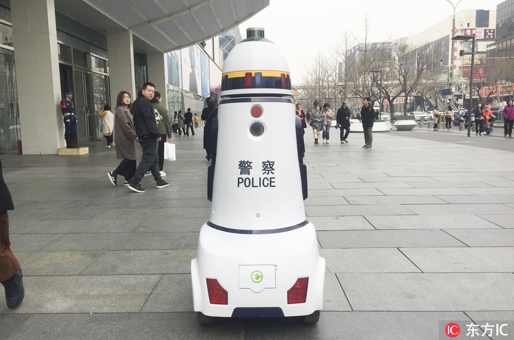 科幻風十足！實拍機器人警察執勤北京街頭