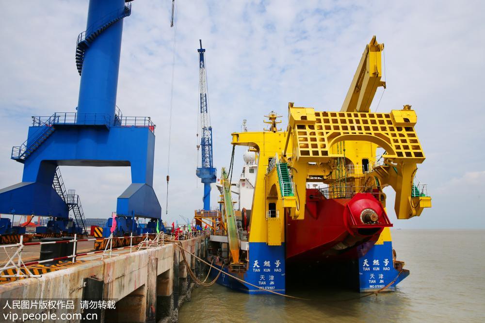 在江蘇啟東拍攝的由中國完全自主設計的亞洲最大、最先進的絞吸挖泥船“天鯤號”。（資料圖）