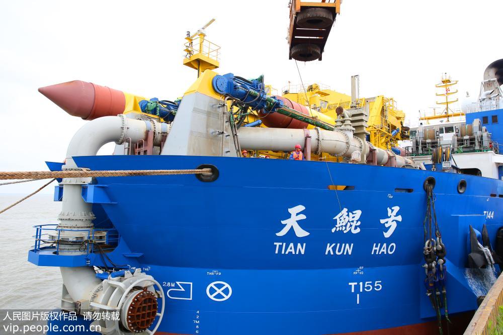 在江蘇啟東拍攝的由中國完全自主設計的亞洲最大、最先進的絞吸挖泥船“天鯤號”。（資料圖）
