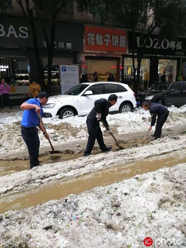 雲南金平縣遭受冰雹襲擊 蔬菜被砸懨、道路堆積厚度達30厘米【2】