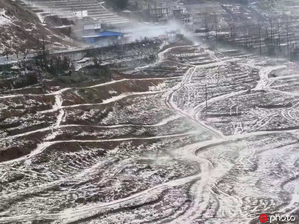 雲南金平縣遭受冰雹襲擊 蔬菜被砸懨、道路堆積厚度達30厘米【6】