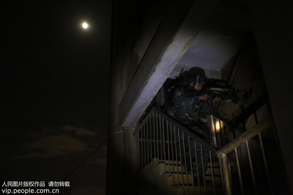 3月19日，特戰隊員進行夜間戰術訓練。