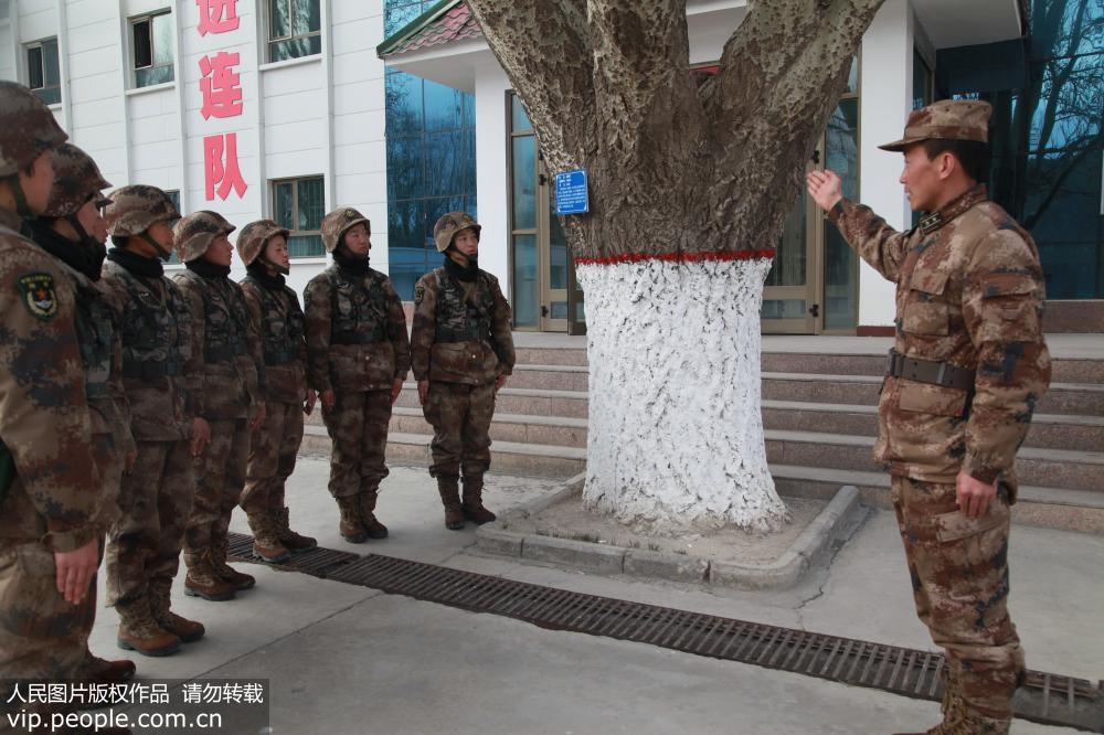 新疆克州：女兵赴邊關踏雪巡邏