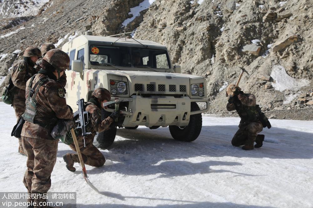 新疆克州：女兵赴边关踏雪巡逻(3) 第3页