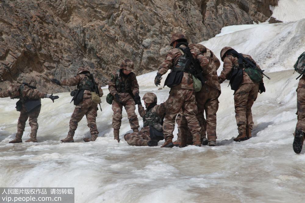 新疆克州：女兵赴邊關踏雪巡邏【5】