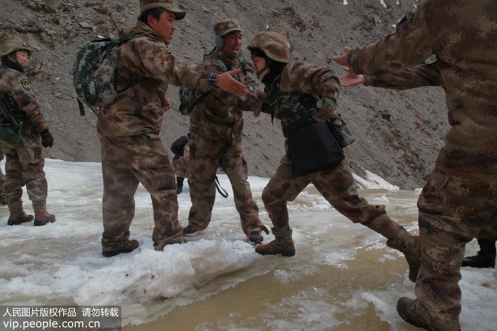 新疆克州：女兵赴邊關踏雪巡邏【9】