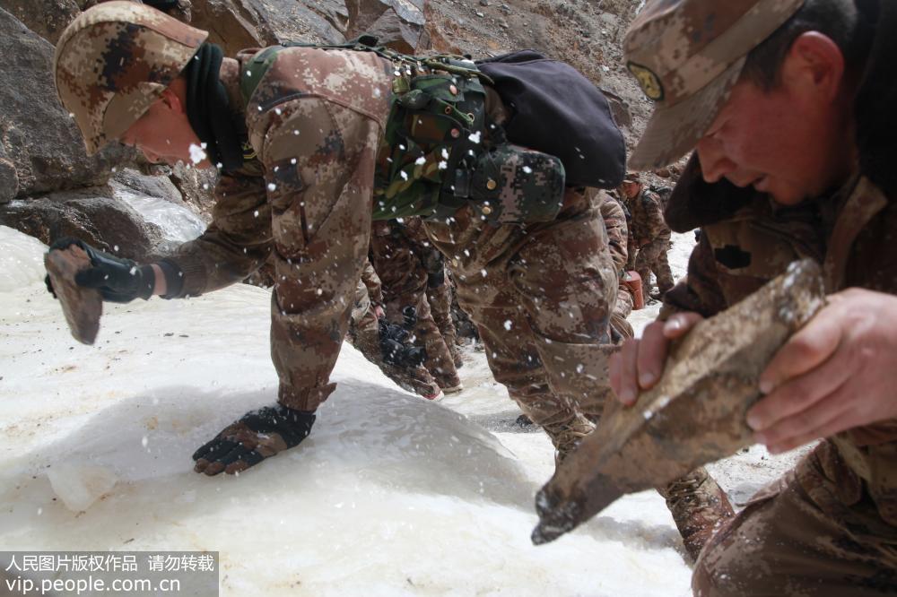 新疆克州：女兵赴边关踏雪巡逻(6) 第6页