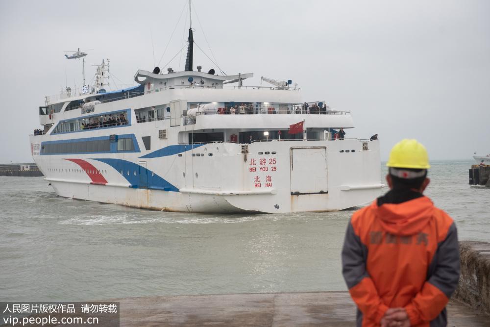 廣西北海：潿洲島客船擱淺約18小時后成功脫險
