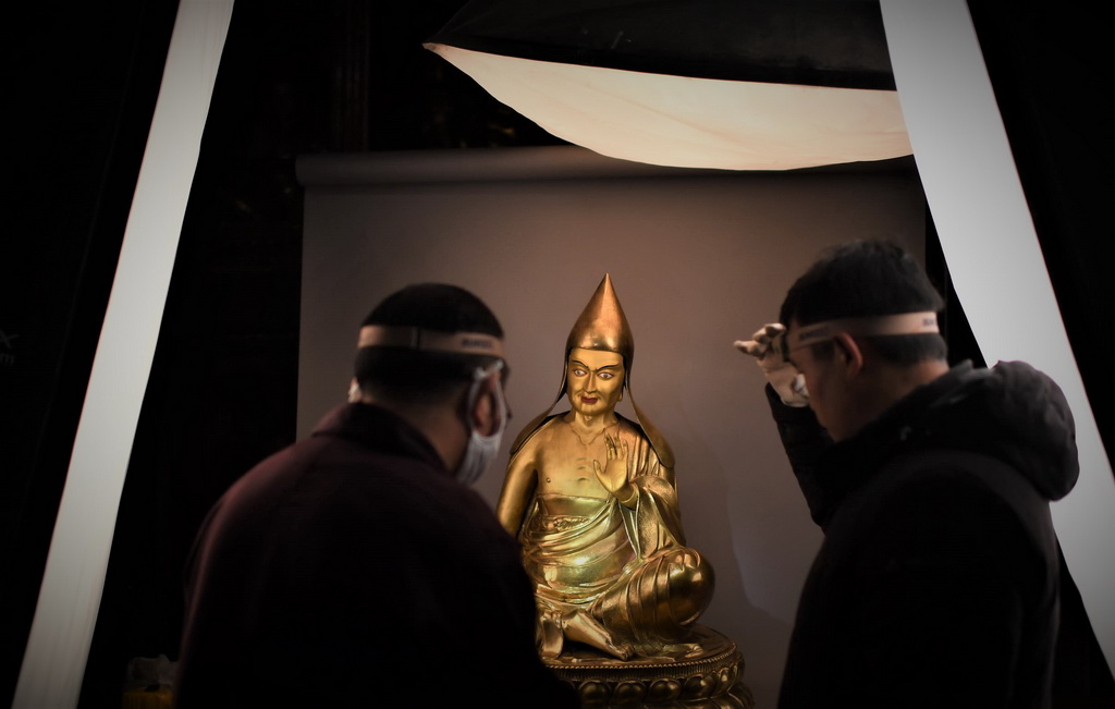 布達拉宮管理處的工作人員對佛像進行數字化存檔（2018年11月16日攝）。新華社記者 普布扎西 攝