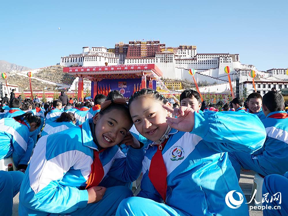 【6】觀眾席中的藏族小學生 皇甫萬裡攝