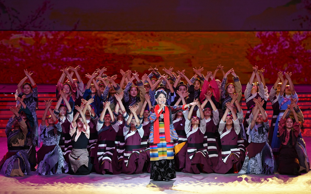 3月28日，歌唱家才旦卓瑪在晚會上演唱歌曲《翻身農奴把歌唱》。 新華社記者 李鑫 攝