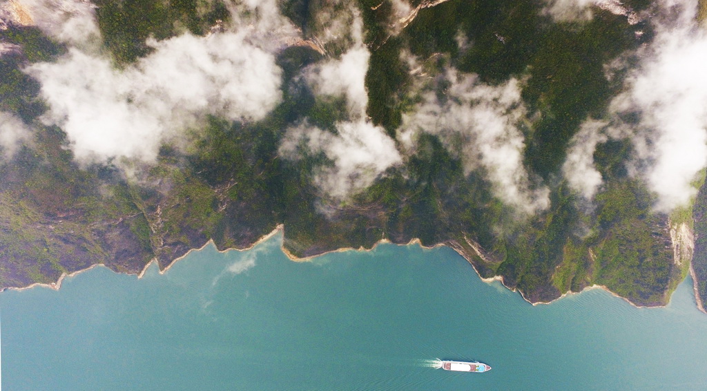 3月28日 ，船隻在長江瞿塘峽段江面上航行（無人機拍攝）。新華社記者 王全超 攝