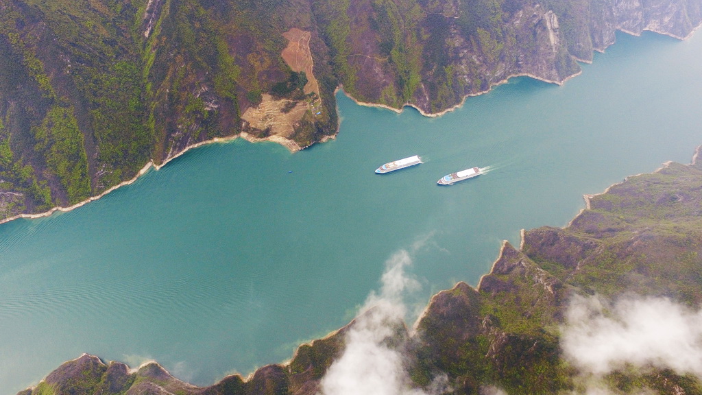 3月28日，船隻在長江瞿塘峽段江面上航行（無人機拍攝）。 新華社記者 王全超 攝