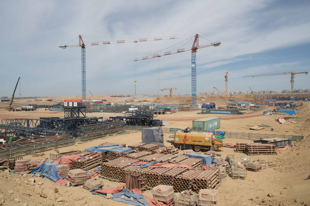 3月12日拍攝的埃及開羅以東50公裡的新行政首都中央商務區建設項目現場。 新華社記者  鄔惠我 攝