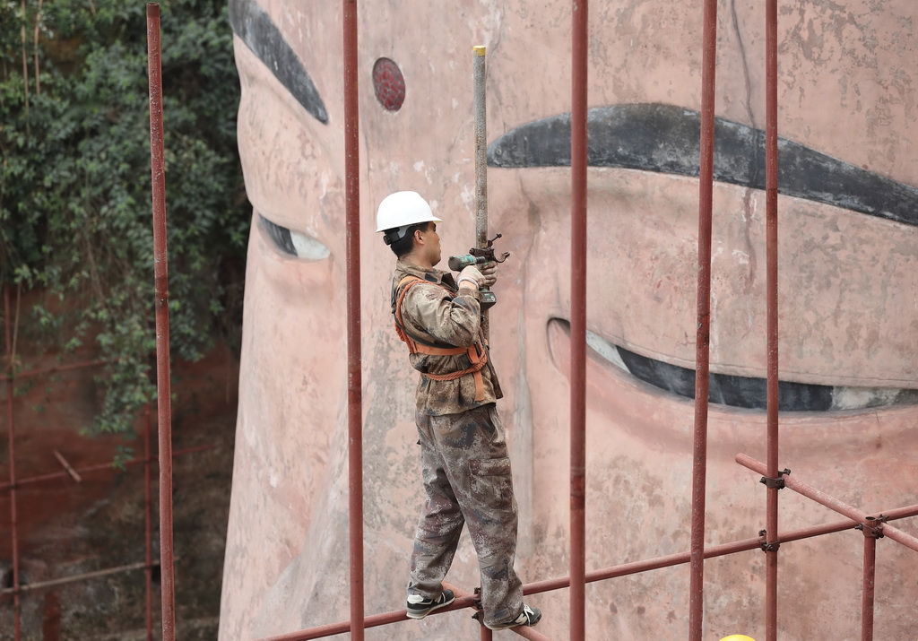 中鐵西北科學研究院有限公司文保中心的工作人員在拆除施工腳手架（3月19日攝）。新華社記者 江宏景 攝