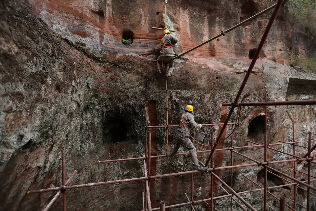 中鐵西北科學研究院有限公司文保中心的工作人員對大佛岩體進行保護性清理（3月17日攝）。新華社記者 江宏景 攝