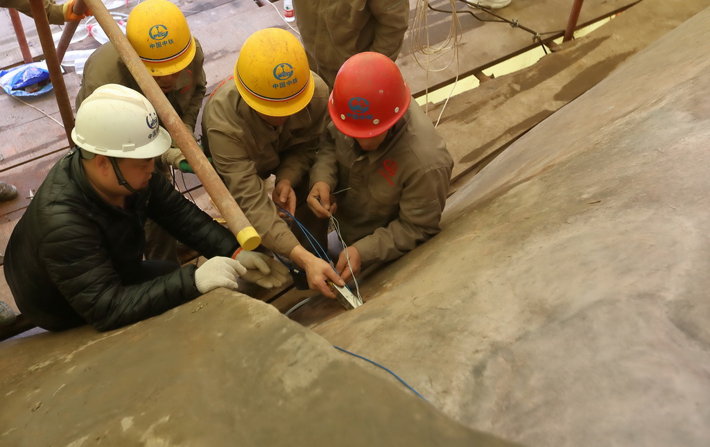 中鐵西北科學研究院有限公司文保中心的工作人員將勘測探頭放入大佛岩體內（3月17日攝）。新華社記者 江宏景 攝