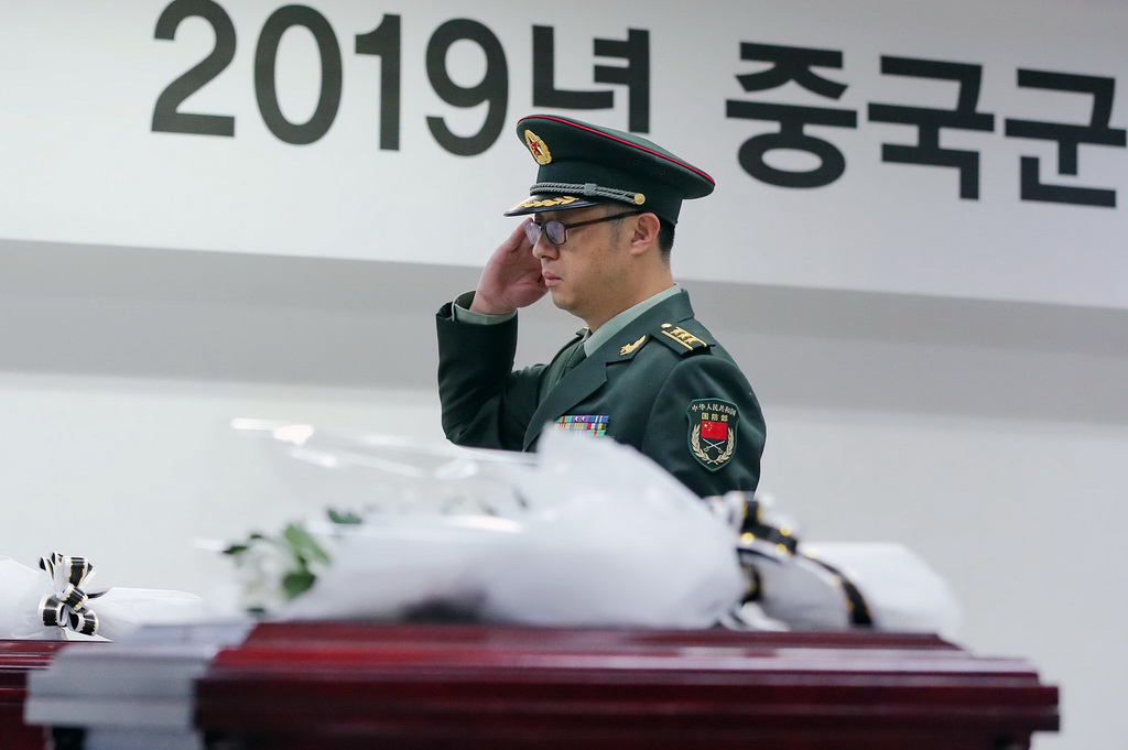4月1日，中方代表在遗骸装殓仪式现场向烈士敬礼。 新华社记者 王婧嫱 摄