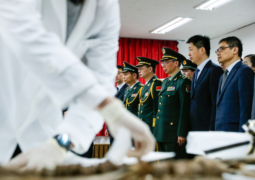 4月1日，中方代表参加遗骸装殓仪式。新华社记者 王婧嫱 摄