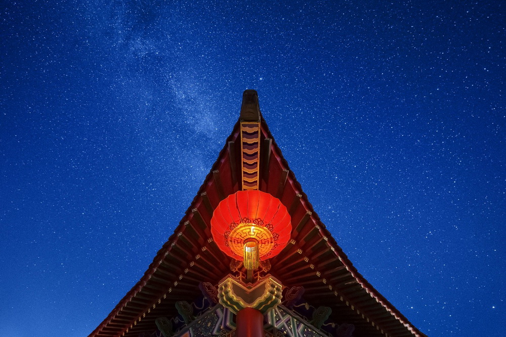 劉宇-古建筑的紅燈籠高高挂