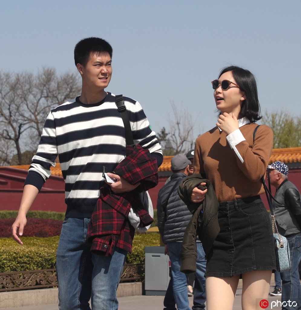 北京氣溫攀升宛如夏天 游客紛紛著夏裝游覽天安門【2】