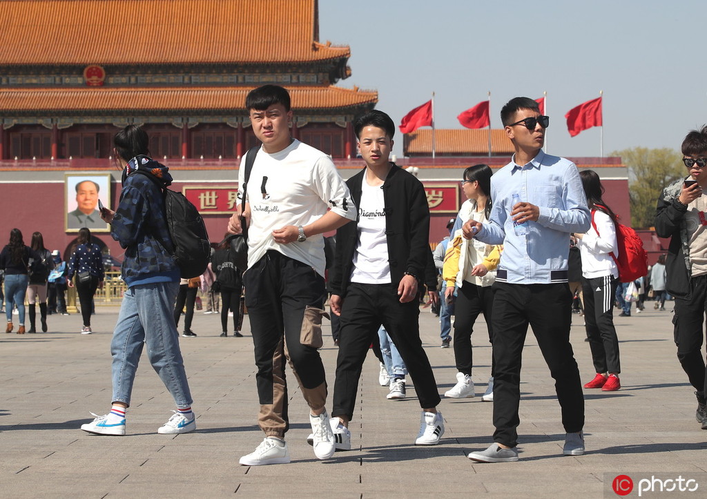 北京氣溫攀升宛如夏天 游客紛紛著夏裝游覽天安門【3】