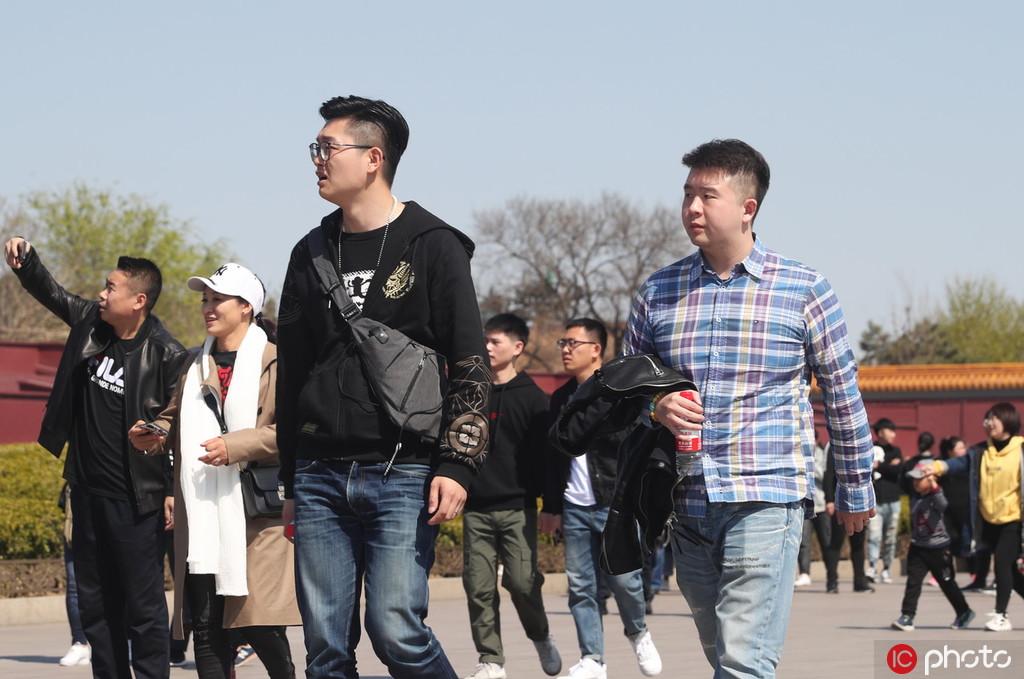 北京氣溫攀升宛如夏天 游客紛紛著夏裝游覽天安門【4】