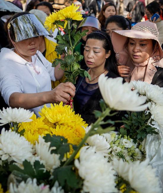 4月2日，群眾在西昌市殯儀館為犧牲的扑火人員獻花。 新華社記者 張超群 攝