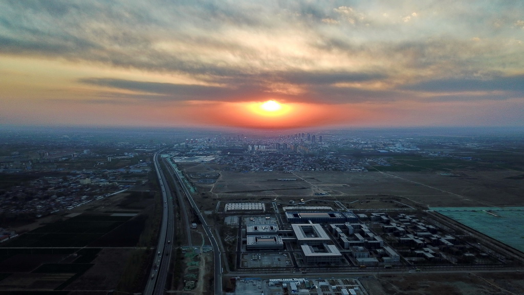 3月31日無人機拍攝的雄安新區市民服務中心（前）遠處為容城縣城區。新華社記者牟宇攝