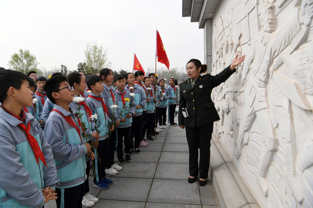 4月2日，小學生們在安徽省亳州市皖北烈士陵園參加祭掃活動。新華社發（張延林 攝）