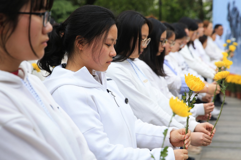 4月2日，南華大學衡陽醫學院的青年志願者在衡陽抗戰紀念城祭奠英烈。 新華社發（曹正平 攝）