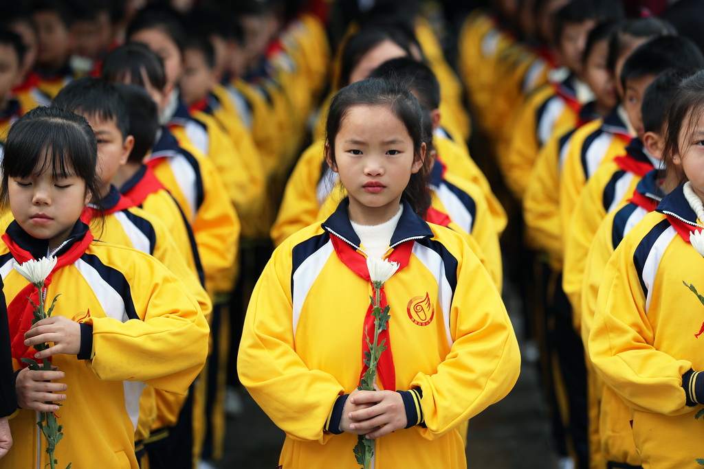 4月2日，學生們在湖南衡陽抗戰紀念城祭奠英烈。新華社發（羅盟 攝）